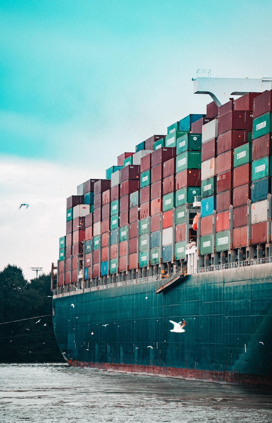 Navio porta-contentores carregado — Incoterms 2020 definem o ponto exacto de transferência de risco e custo