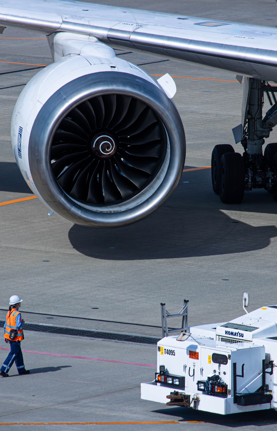 Avião cargueiro com ground crew em operação — TAP Cargo opera o corredor Lisboa–Luanda em belly freight